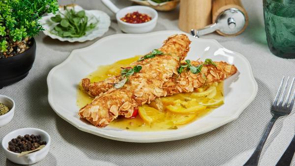 Șalău în crustă de migdale și sos de citrice